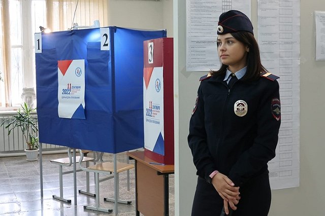 Стало известно, сколько силовиков дежурило во время выборов на свердловских избирательных участках