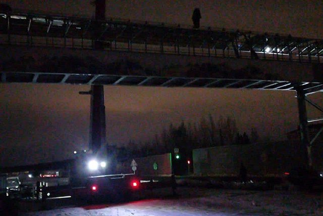 На ЕКАД установили надземный пешеходный переход