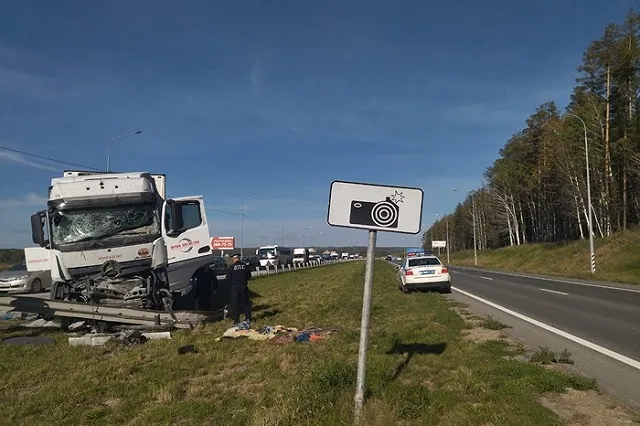 Водитель фуры погиб на трассе в Свердловской области (ВИДЕО)