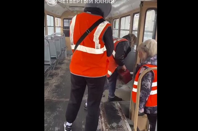 В центре Екатеринбурга загорелся трамвай с пассажирами