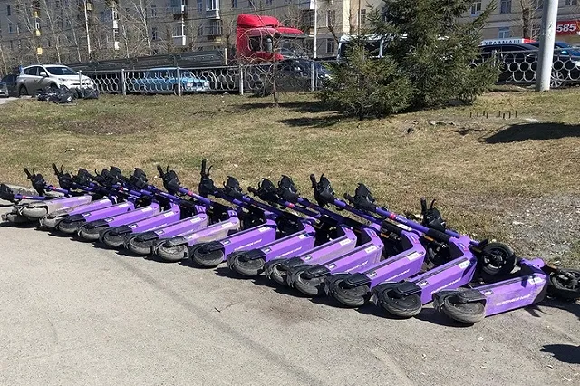 В Екатеринбурге подросток на электросамокате наехал на 8-летнего ребёнка