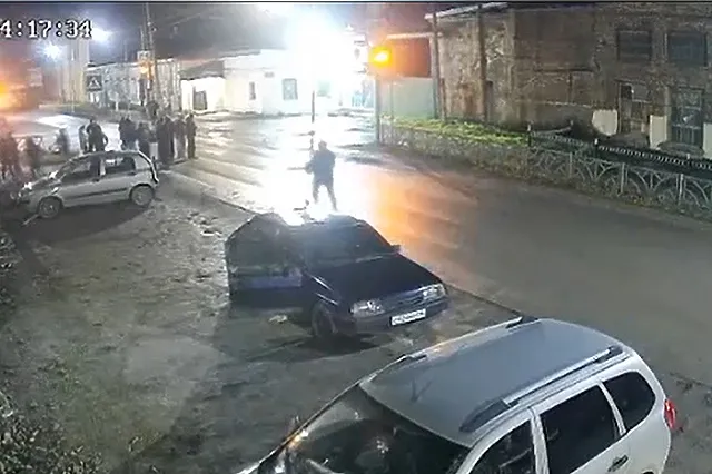 В свердловском посёлке мужчина пошёл на толпу прохожих с бензопилой