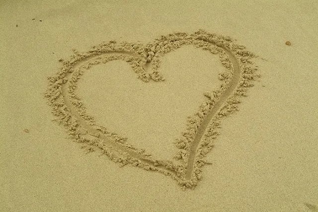 Туриста спасли благодаря надписи SOS на песке