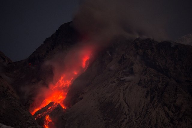 Вулкан Шивелуч выбросил третий за двое суток столб пепла