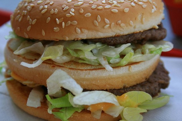 Индекс Биг-Мака: доллар в действительности стоит в России 23,2 рубля