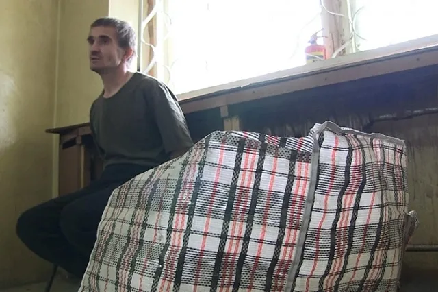 Сборщик пивных банок хладнокровно ударил незнакомца в шею ножом на Уралмаше