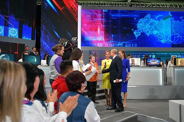 Соцсети подняли шум в связи с «жовто-блакитным» нарядом ведущих на прямой линии