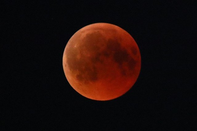Этой ночью можно было наблюдать самое длительное в XXI веке полное затмение Луны