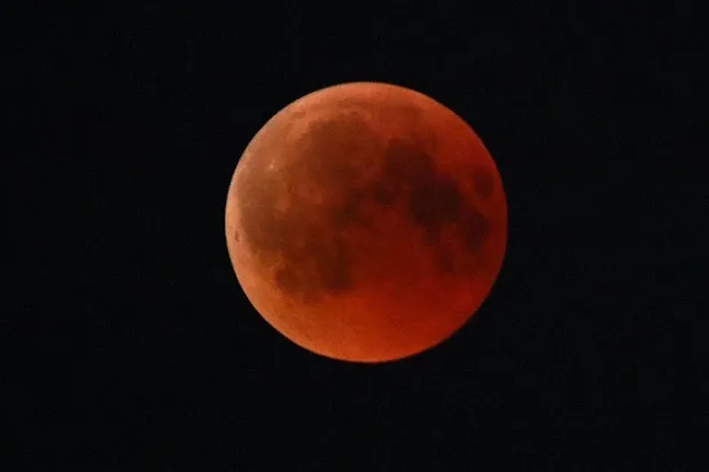 Этой ночью можно было наблюдать самое длительное в XXI веке полное затмение Луны