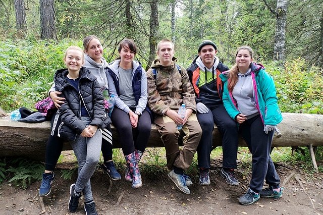 Свердловские приставы во время похода в лес спасли пострадавшую девушку