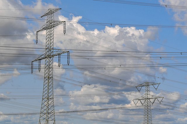 Водитель спецтехники оставил без света минувшей ночью жителей Уралмаша