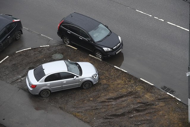 Штрафами для паркующихся на газонах займётся Свердловское правительство