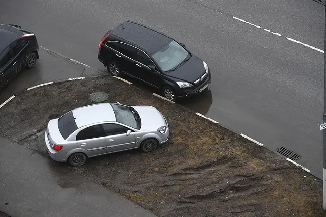 Штрафами для паркующихся на газонах займётся Свердловское правительство