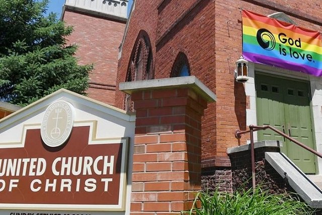 Американца посадили на 16 лет из-за сожжённого флага ЛГБТ