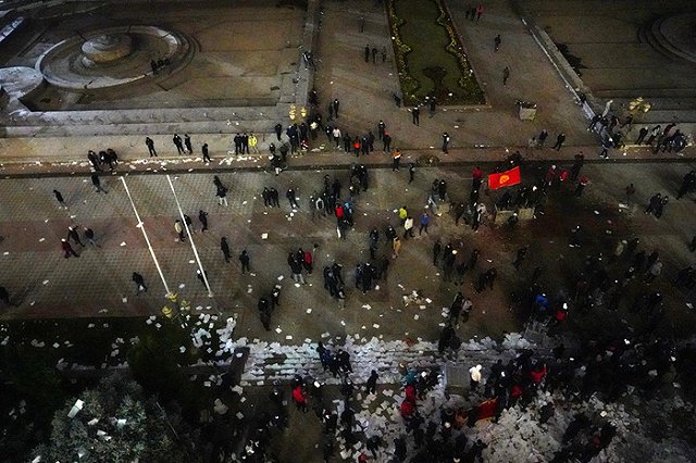 Один человек погиб, 590 пострадали: в Киргизии проходят массовые беспорядки