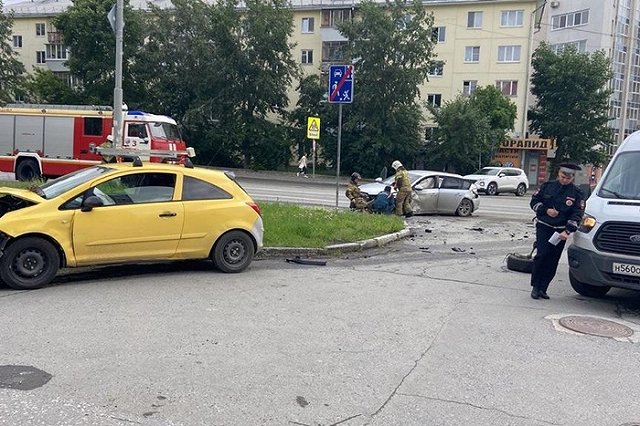 Мать едва не погубила дочь-подростка в ДТП в Екатеринбурге