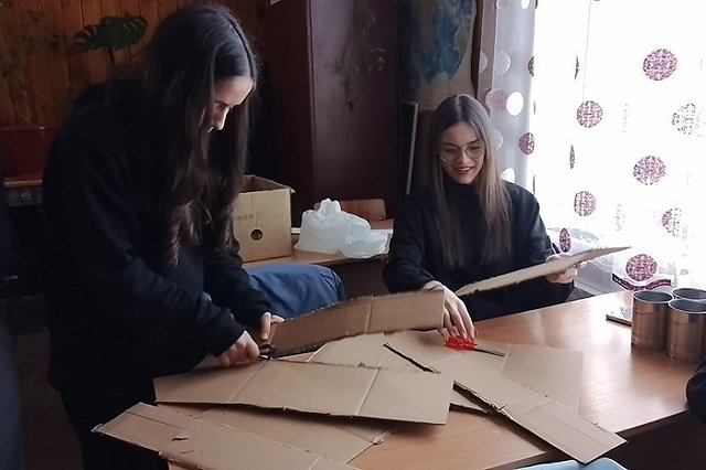 В Сысерти учащиеся техникума изготавливают парафиновые свечи для фронта