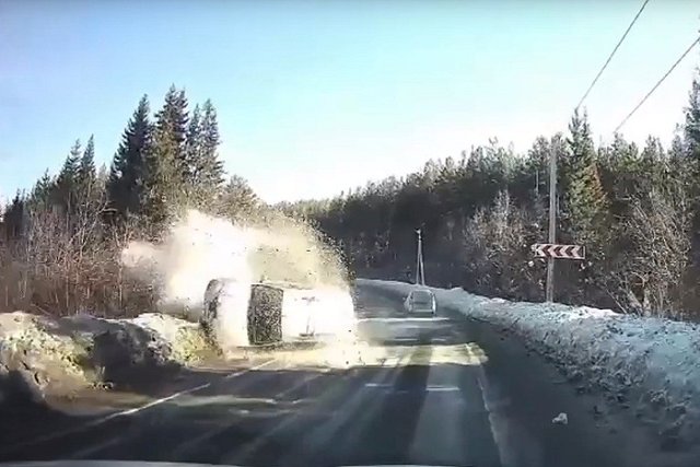 На Урале легковушка перевернулась на трассе, но вскоре продолжила движение