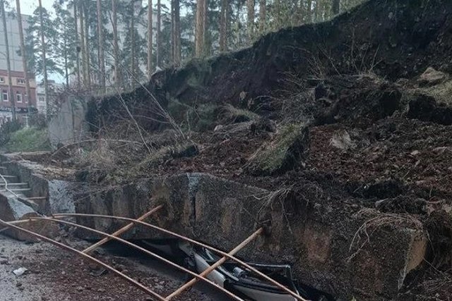 Под Екатеринбургом стена обрушилась и раздавила припаркованную машину