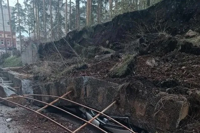 Под Екатеринбургом стена обрушилась и раздавила припаркованную машину