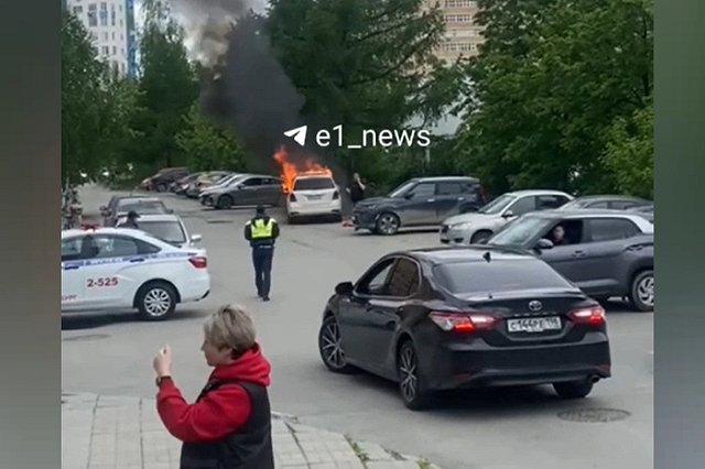 На ВИЗе загорелся Mercedes с мужчиной и ребёнком внутри