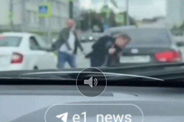 В Екатеринбурге неадекват избил бутылкой из-под виски водителя на дороге