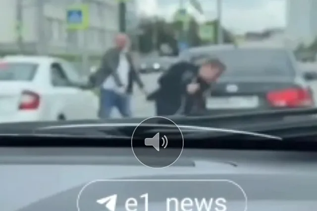 В Екатеринбурге неадекват избил бутылкой из-под виски водителя на дороге