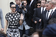 Названы самые скандальные платья года