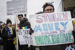 Украинцы забрали из банков больше $3 млрд