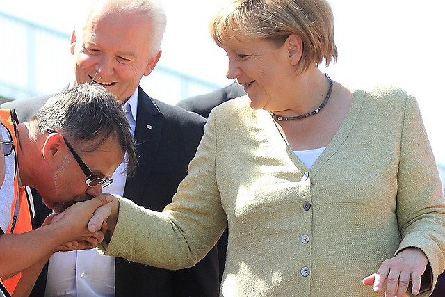 В Турции запретили целовать руки чиновникам