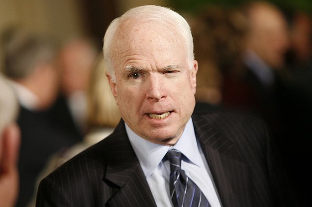 Американский сенатор Джон Маккейн готовит атаку на российских летчиков