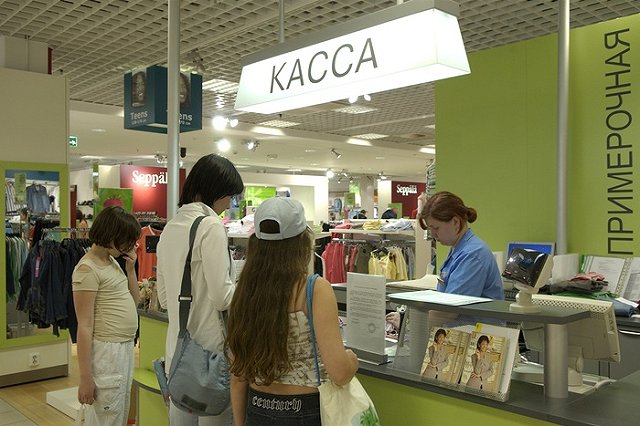 Инкассатор избил сотрудницу магазина за просьбу показать документы