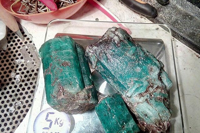 Изъятый у «черных геологов» изумруд оценили по прейскуранту Малышевского рудника