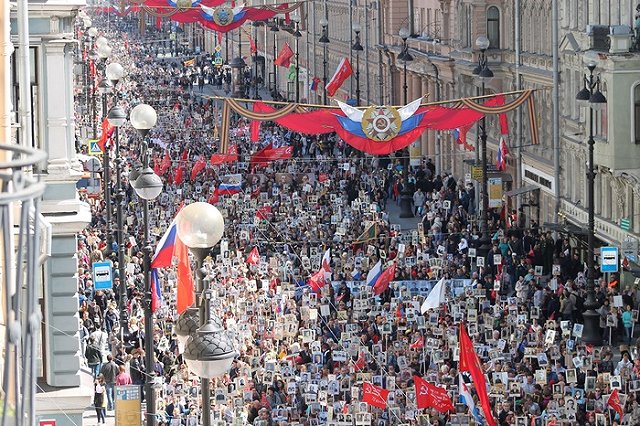 Ветеран, встречавший «Бессмертный полк» с портретом матери, не появился в окне