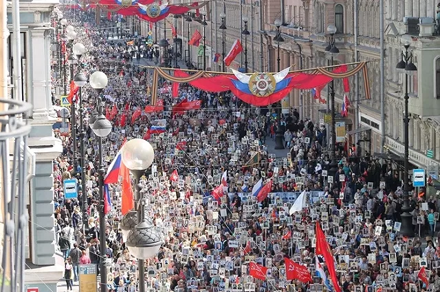 Ветеран, встречавший «Бессмертный полк» с портретом матери, не появился в окне