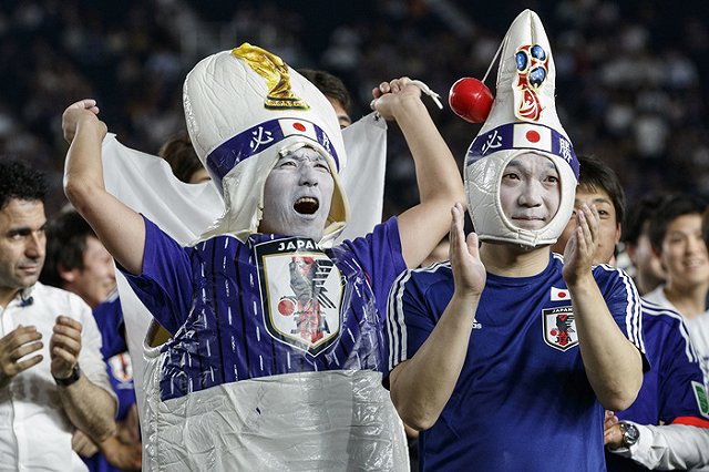 Болельщики сборной Японии после матча убрали весь мусор со стадиона