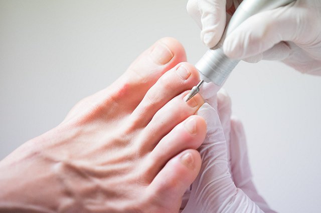 В Югре осудили за мошенничество девушку, которая делала педикюр на дому