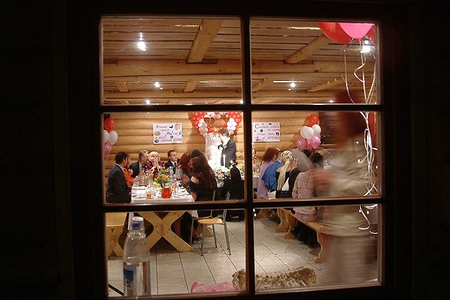 Мужчину едва не убили во время застолья в беседке в поучительных целях