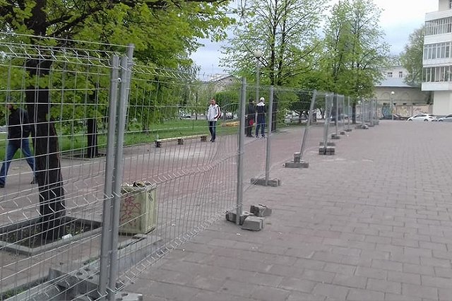 Забор на месте храма Екатерины начали укреплять