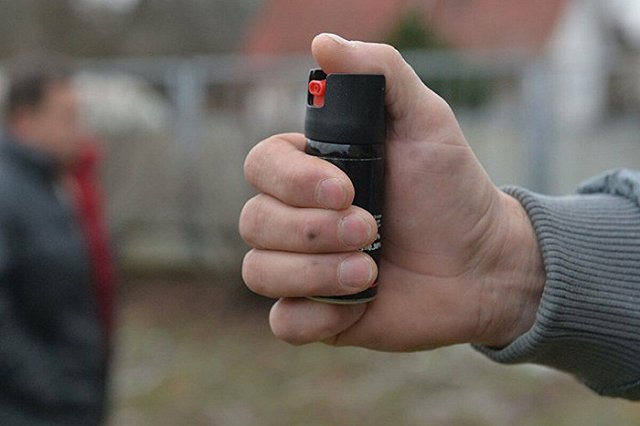 Пассажиру без QR-кода сломали палец и разбили лицо. Он обрызгал контролёра из перцового баллончика