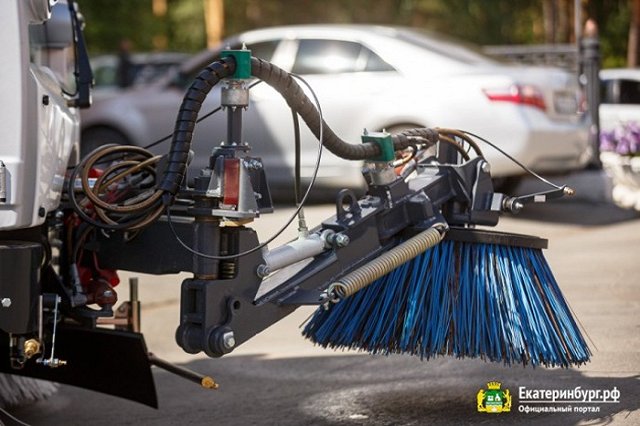 «Уверен, горожане заметят». В Екатеринбург прибыла новая уборочная техника