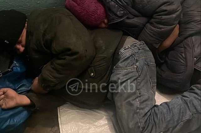 Жители Екатеринбурга жалуются на бомжей, которые живут у них в подъезде