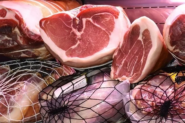 В Екатеринбург завезли заражённую кишечной палочкой свинину