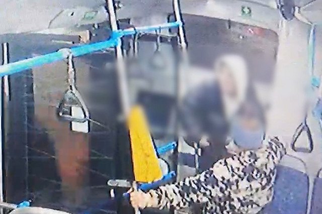 В Екатеринбурге пьяная компания разбила стекло в автобусе