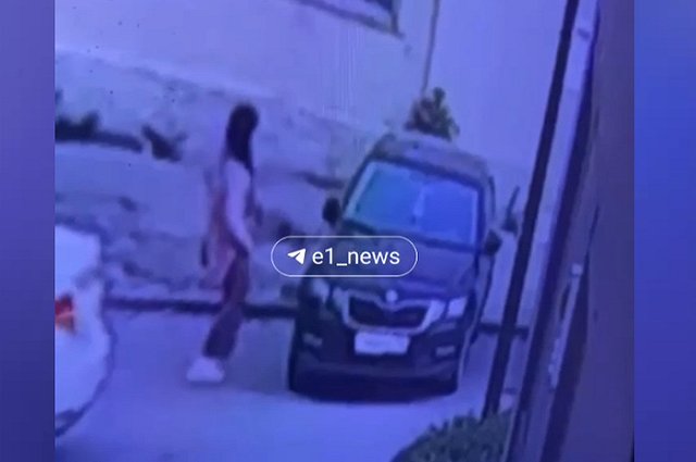 Незнакомая девушка разбила машину екатеринбуржца, которую он припарковал во дворе