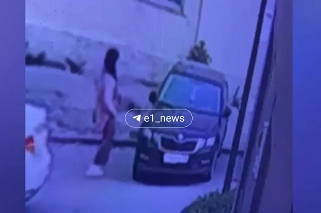 Незнакомая девушка разбила машину екатеринбуржца, которую он припарковал во дворе