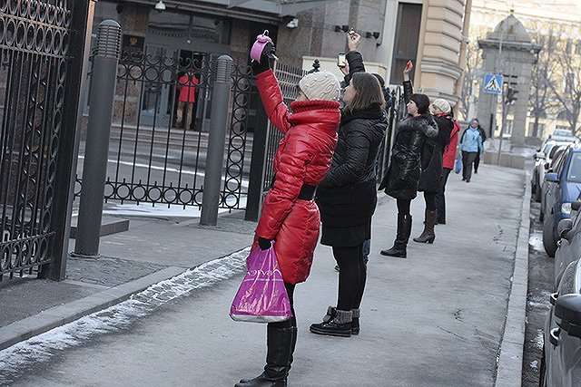 Обладатели валютной ипотеки провели у здания ЦБ акцию с будильниками