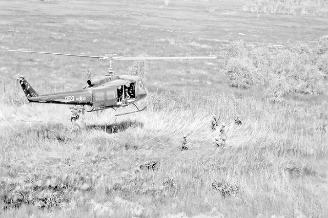 Facebook удалил фото жертвы американской бомбёжки из-за её наготы