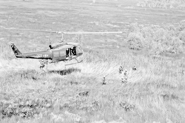 Facebook удалил фото жертвы американской бомбёжки из-за её наготы