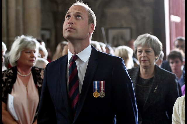 Терезу Мэй осмеяли за еще один неловкий реверанс (ФОТО)